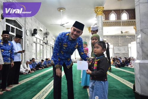 Peringatan Nuzulul Qur'an di OKI: Muchendi Bagikan Santunan untuk 150 Anak Yatim. Foto : viralsumsel.com /zep
