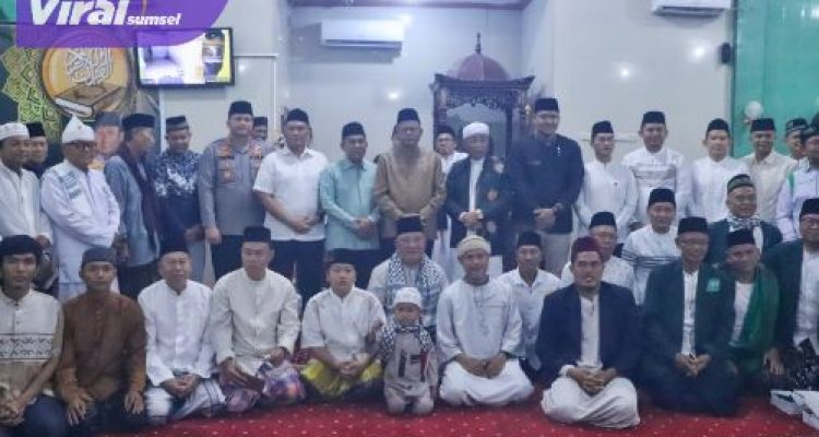 Wali Kota Prabumulih H. Arlan menghadiri Peringatan Nuzul Qur’an di Masjid Agung Nur Arafah Kota Prabumulih. Foto : viralsumsel.com /man