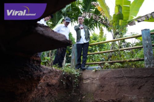 Sat-Set, Muchendi Cek Langsung Jembatan Rusak di Desa Kandis OKI. Foto : viralsumsel.com /zep