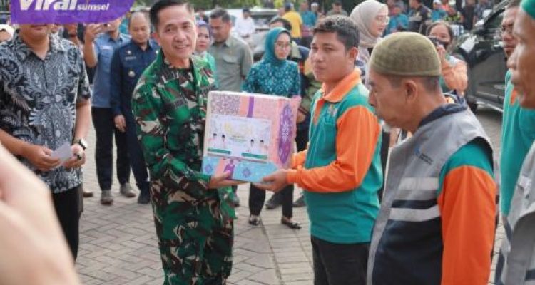 Wali Kota Palembang Berikan 511 Paket Sembako untuk PHL, Bentuk Apresiasi bagi Garda Terdepan Kota. Foto ; viralsumsel.com /nto