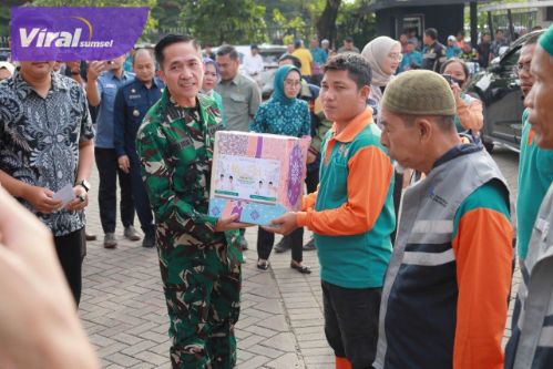 Wali Kota Palembang Berikan 511 Paket Sembako untuk PHL, Bentuk Apresiasi bagi Garda Terdepan Kota. Foto ; viralsumsel.com /nto