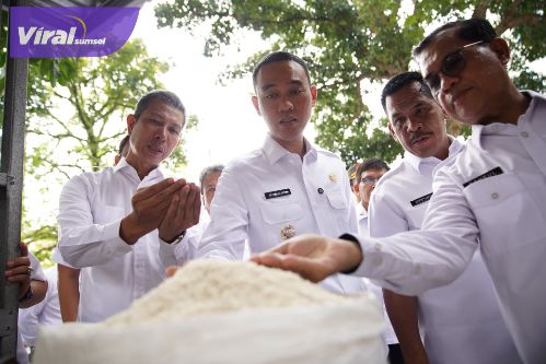 Sidak Pasar, Bupati OKI Pastikan Harga Bapok Masih Wajar. Foto : viralsumsel.com /zep