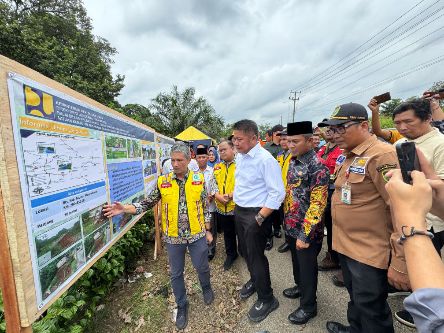 Gubernur Sumsel Herman Deru Gercep Tinjau Jalan Longsor Penghubung Musi Rawas-Muba. Foto : humas pemprov