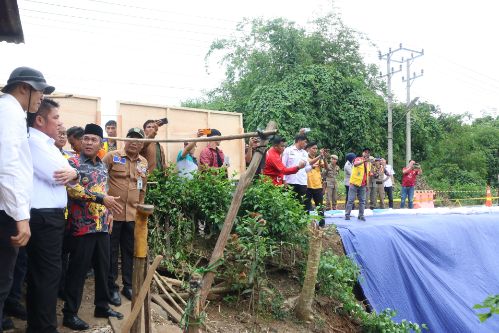 Gubernur Sumsel Herman Deru Gercep Tinjau Jalan Longsor Penghubung Musi Rawas-Muba. Foto : humas pemprov