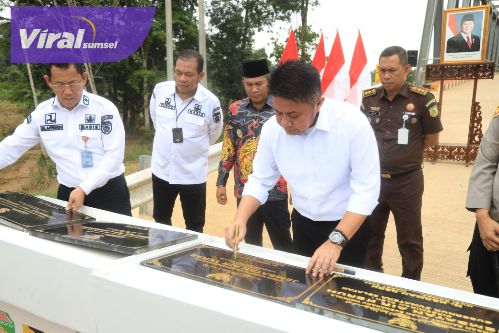 Gubernur Herman Deru Resmikan 4 Jembatan Sekaligus di Ruas Jalan Penghubung Kabupaten Pali dan Musi Rawas. Foto : humas pemprov