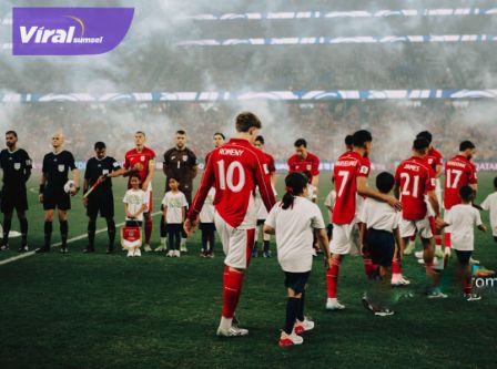 Para pemain Timnas Indonesia masuk ke lapangan saat pertandingan kontra Australia pada laga Kualifikasi Piala Dunia 2026. Foto : igtimnas