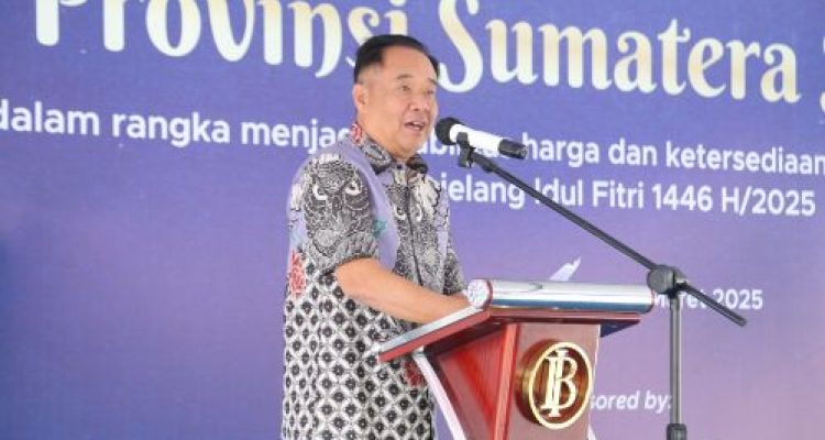 Wakil Gubernur (Wagub) Sumatera Selatan (Sumsel) H. Cik Ujang secara resmi membuka kegiatan Operasi Pasar Murah Provinsi Sumsel, di halaman Monpera Palembang, Jumat (21/3/2025) pagi. Foto : humas pemprov