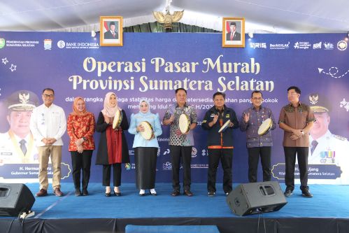 Wakil Gubernur (Wagub) Sumatera Selatan (Sumsel) H. Cik Ujang secara resmi membuka kegiatan Operasi Pasar Murah Provinsi Sumsel, di halaman Monpera Palembang, Jumat (21/3/2025) pagi. Foto : humas pemprov