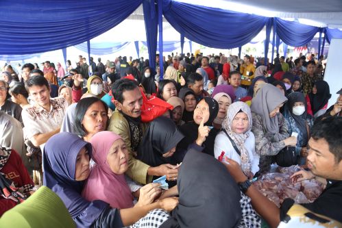 Kegiatan Operasi Pasar Murah Provinsi Sumsel, di halaman Monpera Palembang, Jumat (21/3/2025) pagi. Foto : humas pemprov