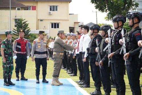 Gubernur Sumsel H Herman Deru bertindak sebagai Irup apel gelar pasukan pengamanan Idul Fitri "Ketupat Musi 2025" di halaman Mapolda Sumsel Palembang, Jumat (21/3/2025) pagi. Foto : humas pemprov
