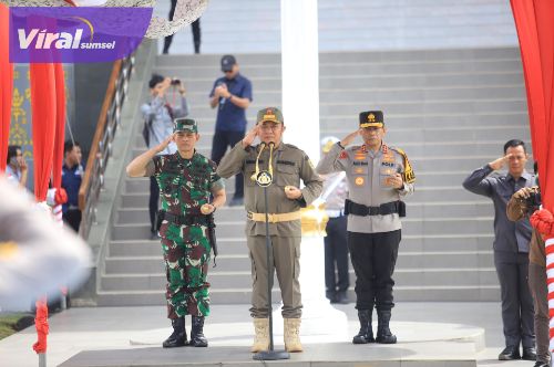 Gubernur Sumsel H Herman Deru bertindak sebagai Irup apel gelar pasukan pengamanan Idul Fitri "Ketupat Musi 2025" di halaman Mapolda Sumsel Palembang, Jumat (21/3/2025) pagi. Foto : humas pemprov