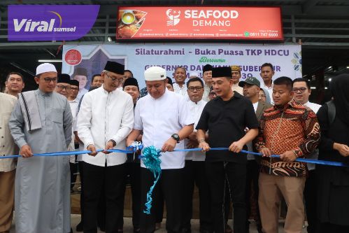 Gubernur Herman Deru dan Wagub Cik Uang Doakan Rumah Makan Seafood Demang Membawa Berkah. Foto : viralsumsel.com /win