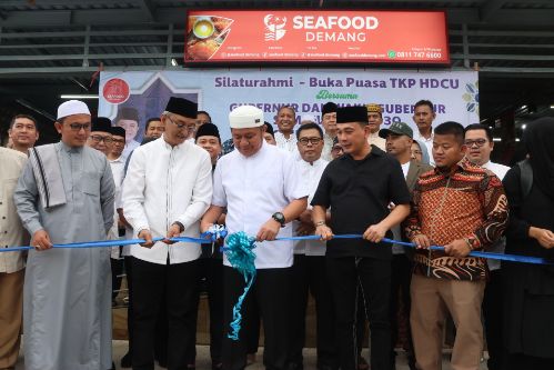 Gubernur Herman Deru dan Wagub Cik Uang Doakan Rumah Makan Seafood Demang Membawa Berkah. Foto : viralsumsel.com /win