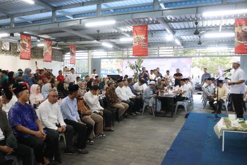 Gubernur Herman Deru dan Wagub Cik Uang Doakan Rumah Makan Seafood Demang Membawa Berkah. Foto : viralsumsel.com /win