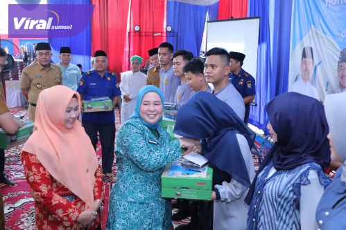 Ratusan Pegawai Pegawai Harian Lepas Dinas PKP Terima Bingkisan Lebaran dari Walikota Palembang. Foto : viralsumsel.com /nto