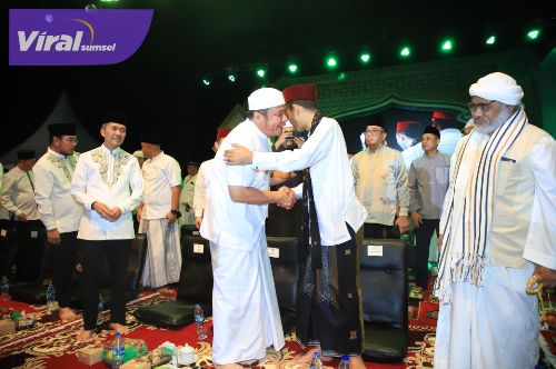 Gubernur Sumatera Selatan H Herman Deru saat Tabliqh Akbar yang dihadiri Ustadz Abdul Somad (UAS) bertempat di Benteng Kuto Besak (BKB) Palembang, Minggu (23/3/2025) malam. Foto : humas pemprov
