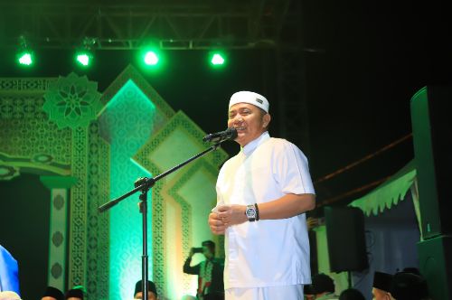 Gubernur Sumatera Selatan H Herman Deru saat Tabliqh Akbar yang dihadiri Ustadz Abdul Somad (UAS) bertempat di Benteng Kuto Besak (BKB) Palembang, Minggu (23/3/2025) malam. Foto : humas pemprov