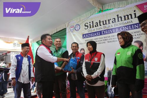 Ratusan Anggota Driver Online Sumsel Sumringah Dapat Bingkisan Ramadhan dari Herman Deru. Foto : humas pemprov