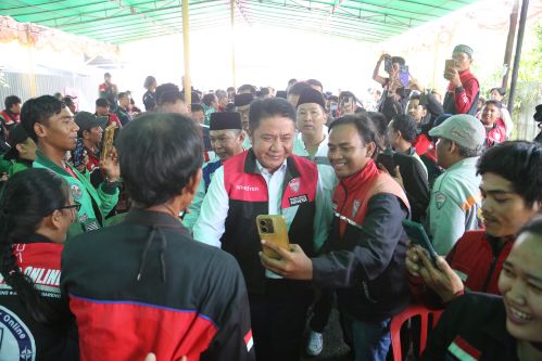 Ratusan Anggota Driver Online Sumsel Sumringah Dapat Bingkisan Ramadhan dari Herman Deru. Foto : humas pemprov