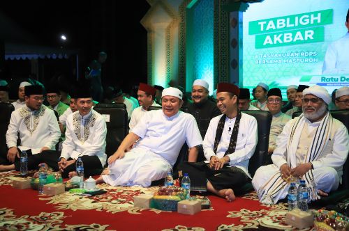 Gubernur Sumatera Selatan H Herman Deru saat Tabliqh Akbar yang dihadiri Ustadz Abdul Somad (UAS) bertempat di Benteng Kuto Besak (BKB) Palembang, Minggu (23/3/2025) malam. Foto : humas pemprov