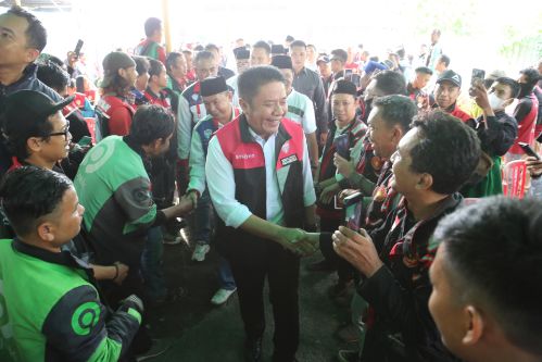 Ratusan Anggota Driver Online Sumsel Sumringah Dapat Bingkisan Ramadhan dari Herman Deru. Foto : humas pemprov