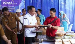 Wagub Cik Ujang Didampingi Staf Ahli PKK Sumsel Lidyawati CU Tinjau Operasi Pasar Murah di Sukamaju Sako. Foto : humas pemprov