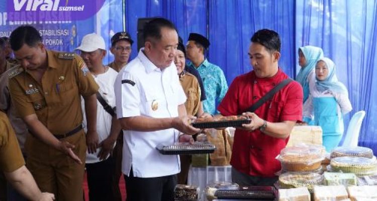 Wagub Cik Ujang Didampingi Staf Ahli PKK Sumsel Lidyawati CU Tinjau Operasi Pasar Murah di Sukamaju Sako. Foto : humas pemprov