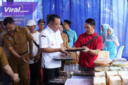 Wagub Cik Ujang Didampingi Staf Ahli PKK Sumsel Lidyawati CU Tinjau Operasi Pasar Murah di Sukamaju Sako. Foto : humas pemprov
