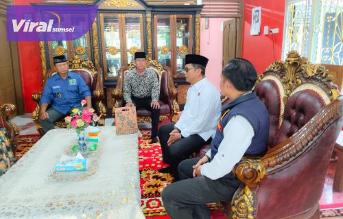Mengharukan! Alumni Akpol 1993 Bantu Keluarga Kapolsek yang Gugur Ditembak. Foto : viralsumsel.com /lay