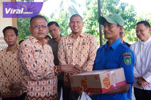 THR dan Sembako untuk Petugas Kebersihan! Ini Bentuk Kepedulian Pemkot Prabumulih. Foto : viralsumsel.com /man