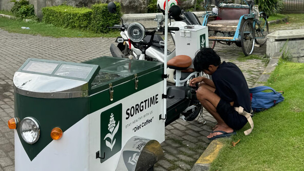 Inovasi Baru! Kopi Sorgtime Keliling Hadir dengan Sepeda Listrik di Surabaya. Foto: viralsumsel.com