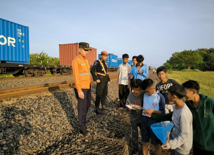Demi Keselamatan, KAI Imbau Masyarakat Tidak Melakukan Aktifitas "Ngabuburit" di Jalur KA. Foto : viralsumsel.com