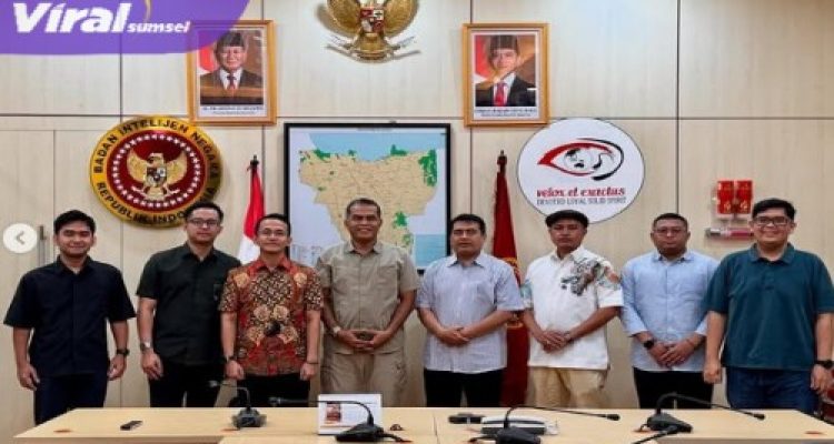 Tampak Muhamad Ied (tengah kanan) Sekretaris DPD PJS DKI mendampingi Mayjen TNI Joko Suparyoto (tengah kiri) Kabinda DKI sekaligus Ketua Umum ESI DKI Jakarta saat rapat perdana di Kantor Binda Jakarta pada Rabu (5/3/2025).