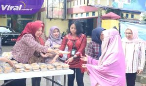 Camat Seberang Ulu Dua Arya Andriana dan Staf Saat Melakukan Bagi takjil gratis di depan Kantor Kecamatan Seberang Ulu Dua Kota Palembang. Foto : Nto/Viralsumsel