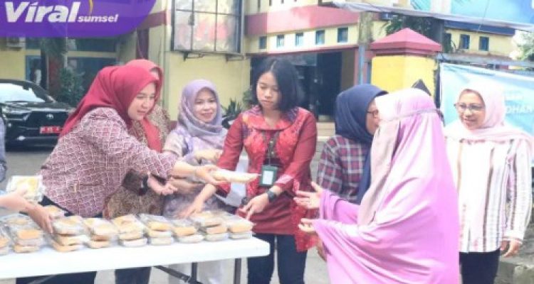 Camat Seberang Ulu Dua Arya Andriana dan Staf Saat Melakukan Bagi takjil gratis di depan Kantor Kecamatan Seberang Ulu Dua Kota Palembang. Foto : Nto/Viralsumsel