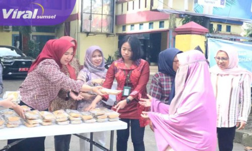 Camat Seberang Ulu Dua Arya Andriana dan Staf Saat Melakukan Bagi takjil gratis di depan Kantor Kecamatan Seberang Ulu Dua Kota Palembang. Foto : Nto/Viralsumsel