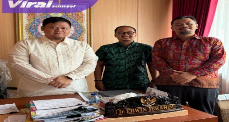 Sekda Kabupaten Banyuasin Ir. Erwin Ibrahim Bersama Pihak PT. Semen Baturaja. Foto : Nto/Viralsumsel