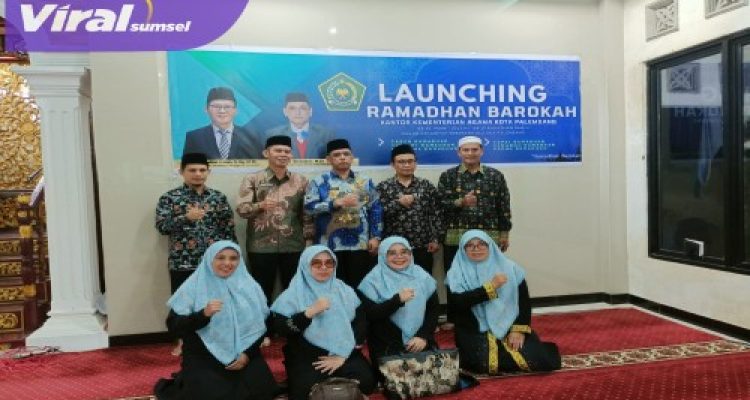 Kepala KUA IT II Palembang, H. Arifai Saidi Saat Foto bersama dengan Kepala Kankemenag Kota Palembang, H. Abu bakar, Foto : Nto/Viralsumsel