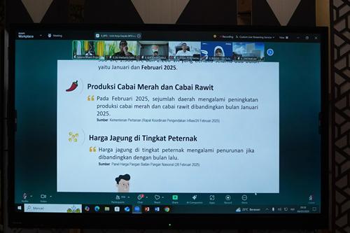 Rapat Koordinasi (Rakor) Pengendalian Inflasi di Daerah Tahun 2025 dirangkaikan dengan Akselerasi Sertifikasi Produk Halal secara virtual di Sumsel Command Center Kantor Gubernur, Selasa (4/3/2025). Foto : humas pemprov