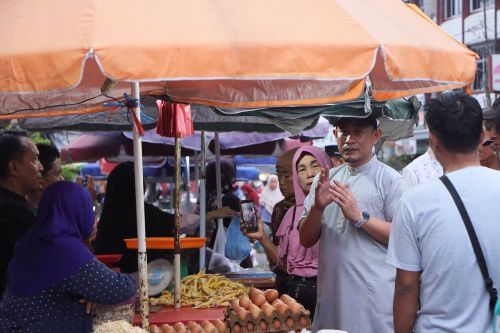 Sidak Pasar, Wako Gratiskan Satu Bulan Retribusi Pedagang. Foto : viralsumsel.com