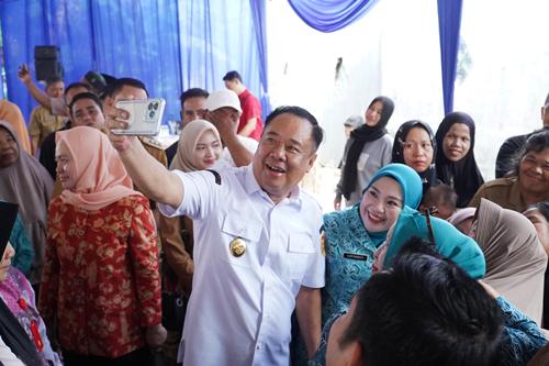 Wagub Cik Ujang Didampingi Staf Ahli PKK Sumsel Lidyawati CU Tinjau Operasi Pasar Murah di Sukamaju Sako. Foto : humas pemprov