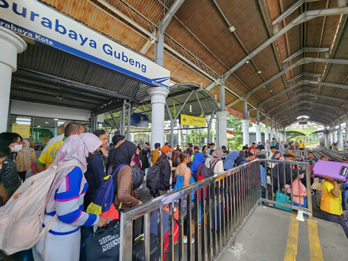 Antusias Masyarakat Meningkat, Ratusan Ribu Pelanggan Gunakan Kereta Api Selama Libur Panjang Paskah di Wilayah Daop 8 Surabaya. Foto: viralsumsel.com