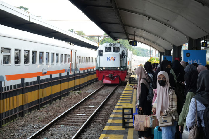 Libur Panjang Peringati Jumat Agung dan Paskah, KAI Daop 8 Surabaya Operasikan KA Tambahan Dari Stasiun Malang. Foto: viralsumsel.com