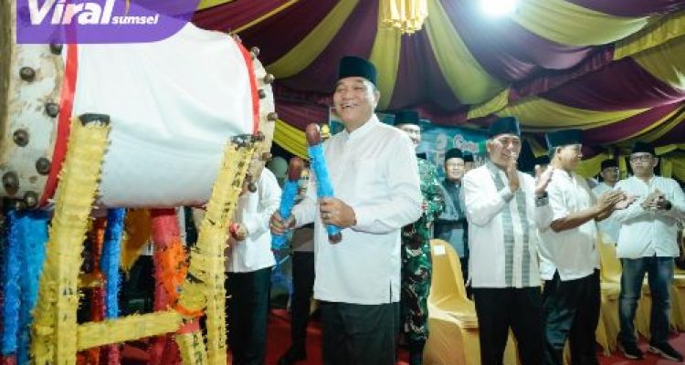 Bupati H M Toha Lepas Ratusan Kendaraan Hias yang Ikuti Pawai Takbir Idul Fitri. Foto : viralsumsel.com /dev