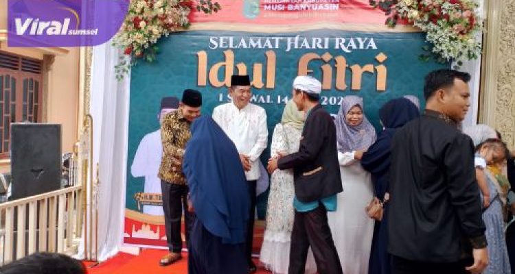 Bupati Musi Banyuasin (Muba) H M Toha SH menggelar Open House di kediaman pribadinya yang berlokasi di Desa Sungai Angit, Kecamatan Babat Toman, pada Rabu (2/4/2025). Foto : viralsumsel.com /dev