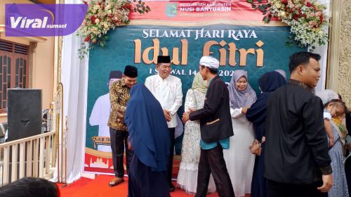 Bupati Musi Banyuasin (Muba) H M Toha SH menggelar Open House di kediaman pribadinya yang berlokasi di Desa Sungai Angit, Kecamatan Babat Toman, pada Rabu (2/4/2025). Foto : viralsumsel.com /dev
