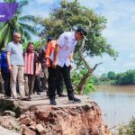 Wabup Muba Tinjau dan Serahkan Bantuan ke Warga Terdampak Longsor di Desa Kasmaran Babat Toman. Foto : viralsumsel.com /dev