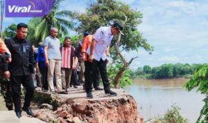 Wabup Muba Tinjau dan Serahkan Bantuan ke Warga Terdampak Longsor di Desa Kasmaran Babat Toman. Foto : viralsumsel.com /dev