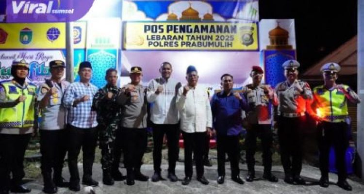 Malam Takbiran, Wali Kota dan Wakil Wali Kota Prabumulih Pantau Keamanan Lewat Vidcon dan Tinjau Langsung Titik PAM. Foto : viralsumsel.com /man