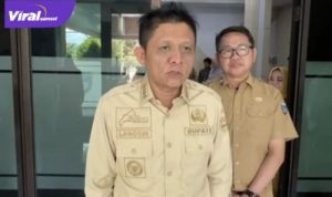 Ambulans Kehabisan BBM, Jenazah Diangkut Pakai Pick-up: Bupati OKU Timur Minta Maaf, Dirut RSUD Martapura Mundur. Foto : viralsumsel.com /lai